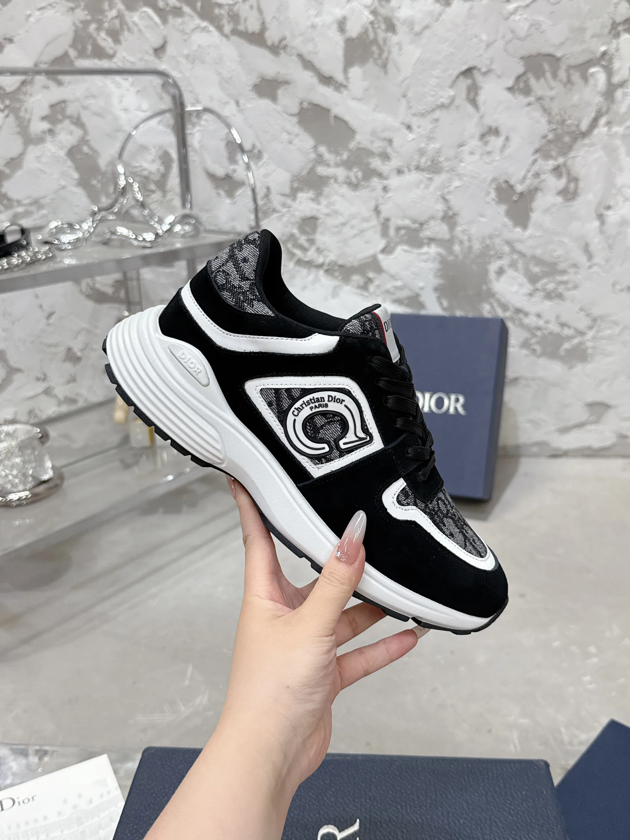 Men's men's shoes💰580💰 Dior Dior's latest color matching B30 series dad sneakers original 17960💰 purchased for development and production Brand new B30 sneakers Dad Shoes style shoes that follow the trend of the retro market The Dior logo on the tongue also indicates that this pair of shoes is the B30 model! B30 uses fine-textured leather and mesh cloth materials to form a shoe body. There are conspicuous letters CD on both sides of the shoe body to indicate identity. Many lines on the shoe body outline details to make the shoes look less monotonous and full of retro flavor. The delivery counter is exquisitely packaged🛍📦 ▪️Fabric: Original customized technical fabric + mesh ▪️Inner lining: Customized breathable lining ▪️Outsole: Original molded IP foam + TPU outsole ▪️Sole thickness: 3.5CM ▪️Size: Men's size 39-46 (Male size 38.45.46 customized)